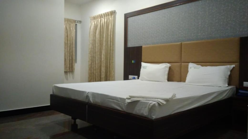 Hotel Famous Residency à Tiruchirappalli Extérieur photo