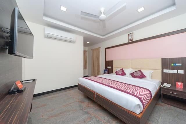 Hotel Famous Residency à Tiruchirappalli Extérieur photo