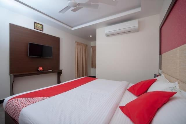 Hotel Famous Residency à Tiruchirappalli Extérieur photo