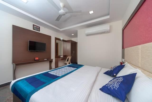 Hotel Famous Residency à Tiruchirappalli Extérieur photo