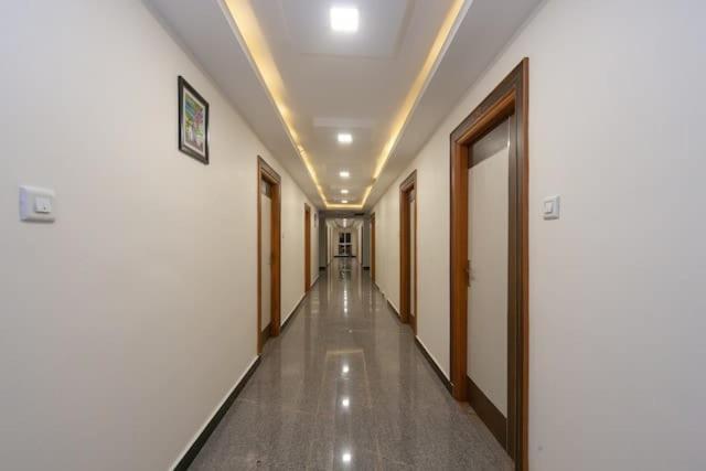 Hotel Famous Residency à Tiruchirappalli Extérieur photo